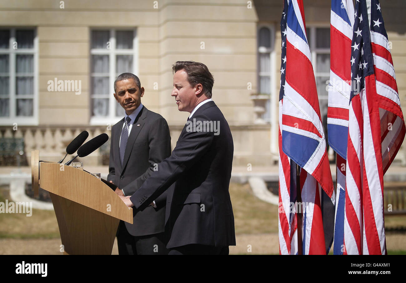 Il primo ministro britannico David Cameron (destra) e il presidente degli Stati Uniti Barack Obama tengono una conferenza stampa congiunta sui prati della Lancaster House, Londra. Foto Stock