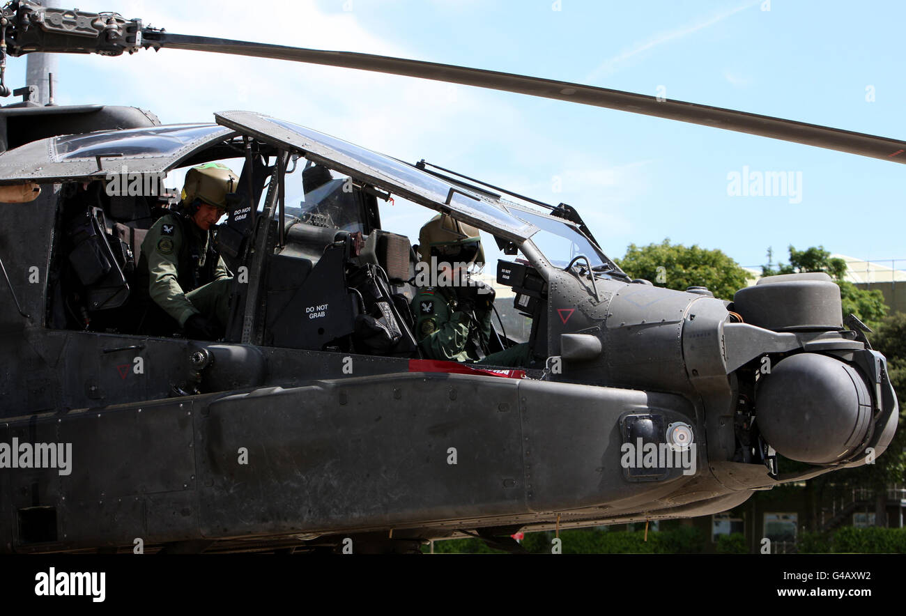 L'equipaggio di elicotteri Apache Attack si prepara a decollarsi presso l'AAC Wattisham di Suffolk, durante una vetrina alla base. Foto Stock