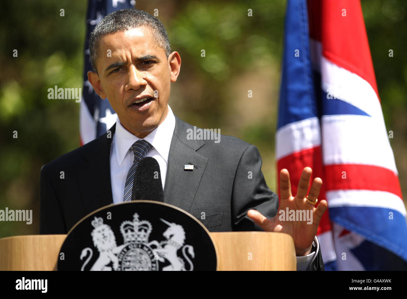 Il presidente DEGLI STATI UNITI Barack Obama, parla durante una conferenza stampa congiunta tenuta con il primo ministro David Cameron, sui prati della Lancaster House, Londra. Foto Stock