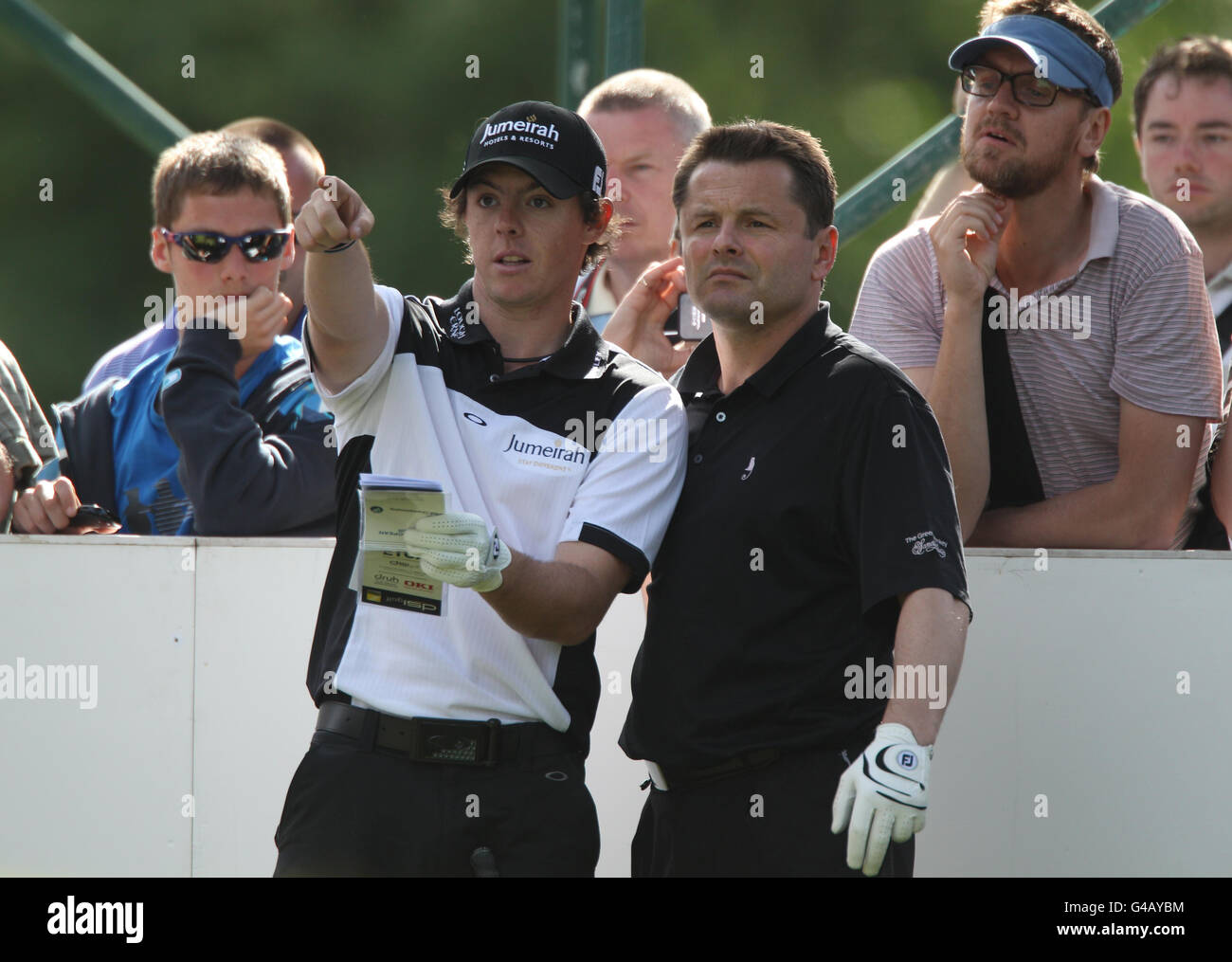 Rory McIlroy dell'Irlanda del Nord sul tee con il presentatore sportivo Chris Hollins della BBC Breakfast durante il Pro-am di BMW PGA al Wentworth Golf Club, Surrey. Foto Stock