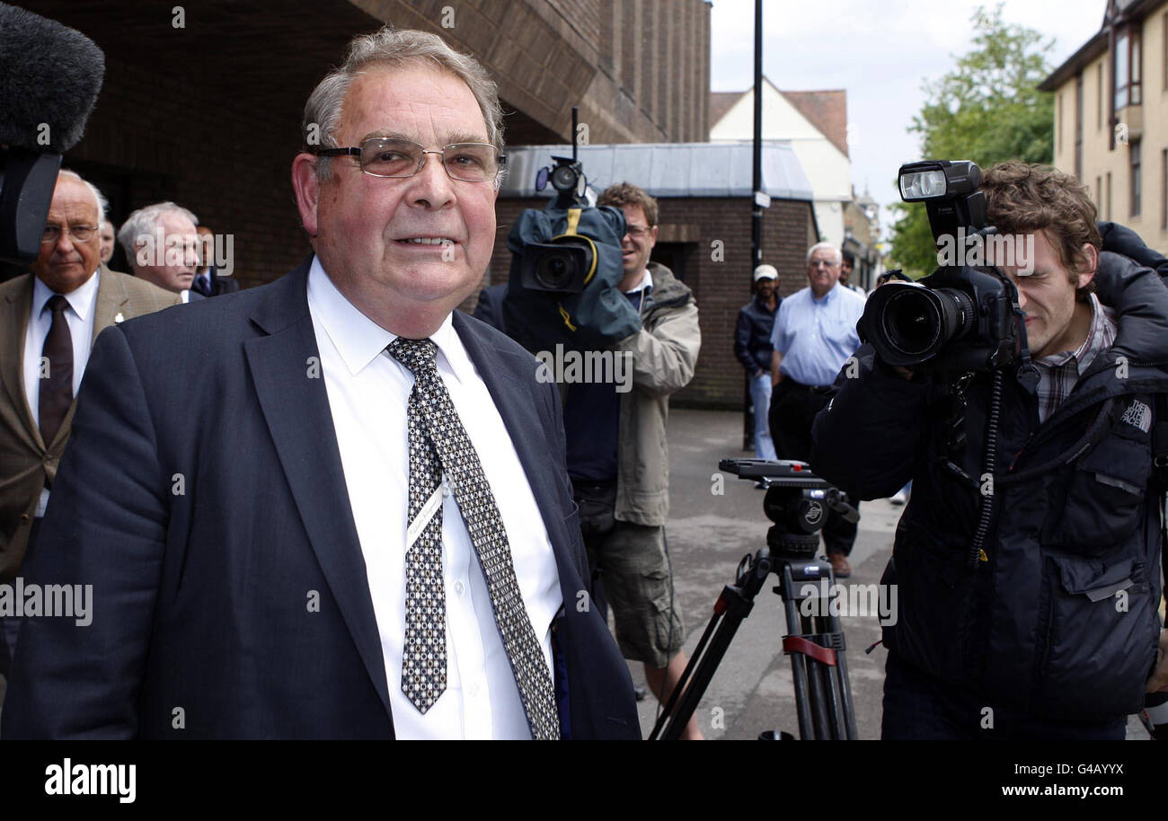 L'ex leader Lord Hanningfield dell'opposizione e Lord Hanningfield, 70 anni, esce dal Chelmsford Crown Court di Essex, dopo essere stato giudicato colpevole di sei casi di frode alle spese. Foto Stock