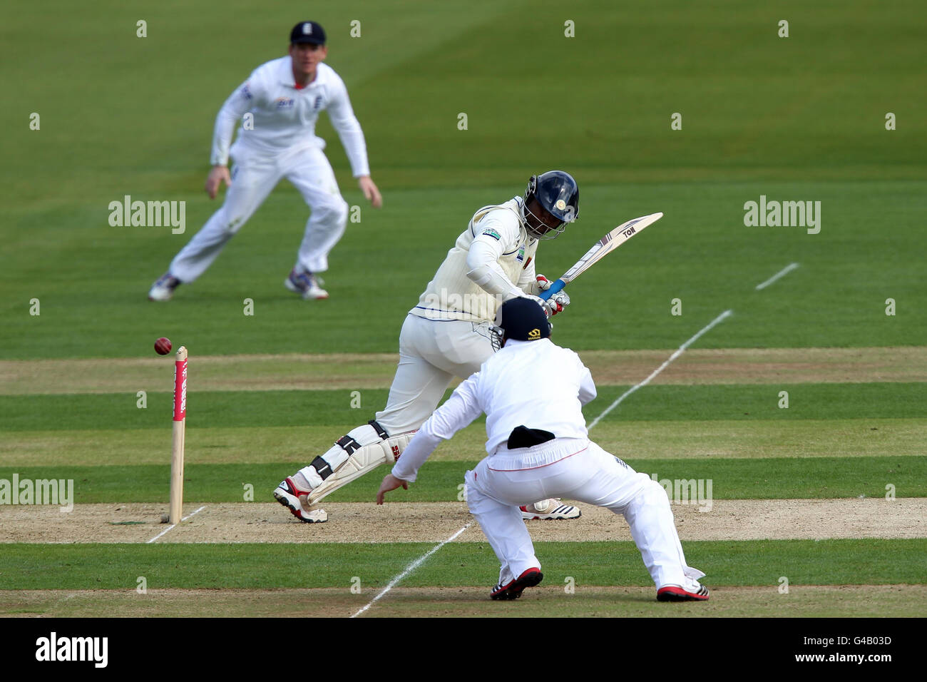 Cricket - Npower First Test - Day One - Inghilterra / Sri Lanka - SWALEC Stadium. Il Tharanga Paranavitana dello Sri Lanka spinge la palla oltre la Campana Ian dell'Inghilterra durante il primo test Npower First allo stadio SWALEC di Cardiff. Foto Stock