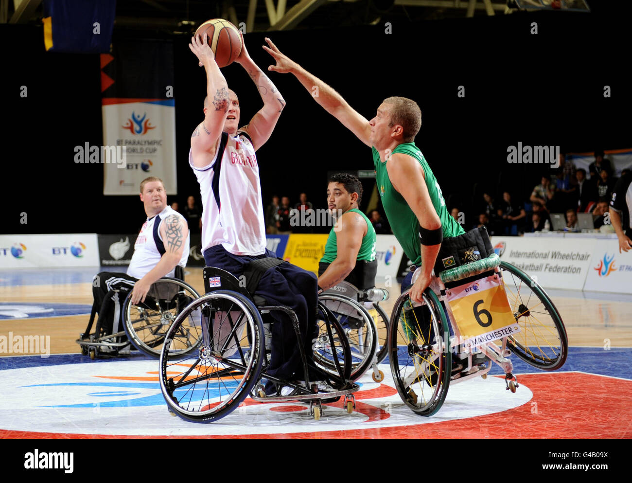 La Gran Bretagna Terrance Bywater (a sinistra) riceve un colpo oltre il Brasile Erick Silva (a destra) durante la loro partita di basket maschile in sedia a rotelle durante la Paralimpica Coppa del mondo di Manchester. Foto Stock