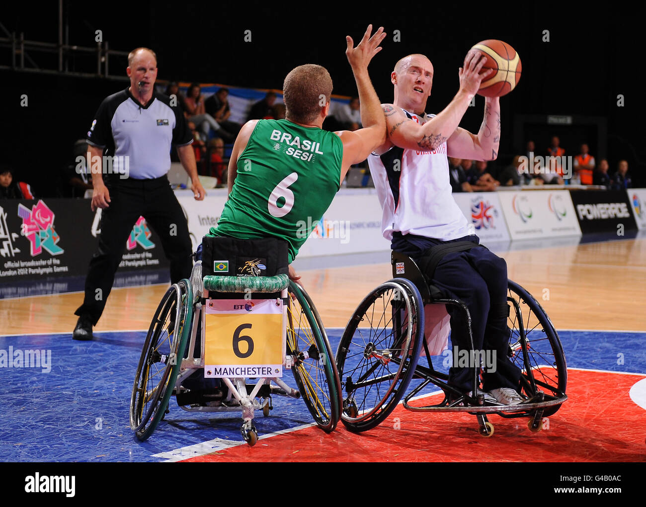 Paralimpiadi - BT Paralimpiadi Coppa del mondo 2011 - Day Four - Manchester. Terry Bywater della Gran Bretagna spara sotto pressione da Erick Silva del Brasile (a sinistra) Foto Stock