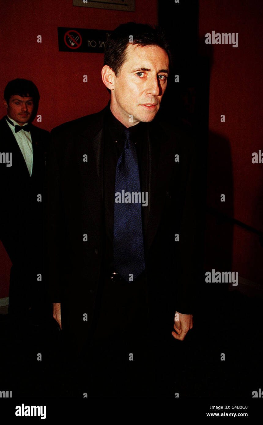 PA NEWS PHOTO 19/3/98 Gabriel Byrne al Royal Premier di 'l'uomo in maschera  di ferro' presso l'Odeon Leicester Square, Londra questa sera (giovedì).  Foto di Peter Jordan/PA Foto stock - Alamy