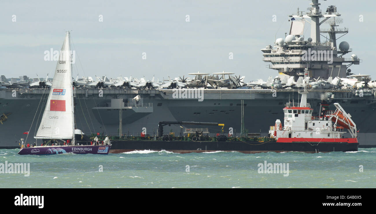 Barche oltre la marina degli Stati Uniti superportatore di classe Nimitz la USS George H.W. Bush a Stokes Bay al largo della costa di Portsmouth. PREMERE ASSOCIAZIONE foto. Data immagine: Venerdì 27 maggio 2011. Il credito fotografico dovrebbe essere: Filo Yui Mok/PA Foto Stock