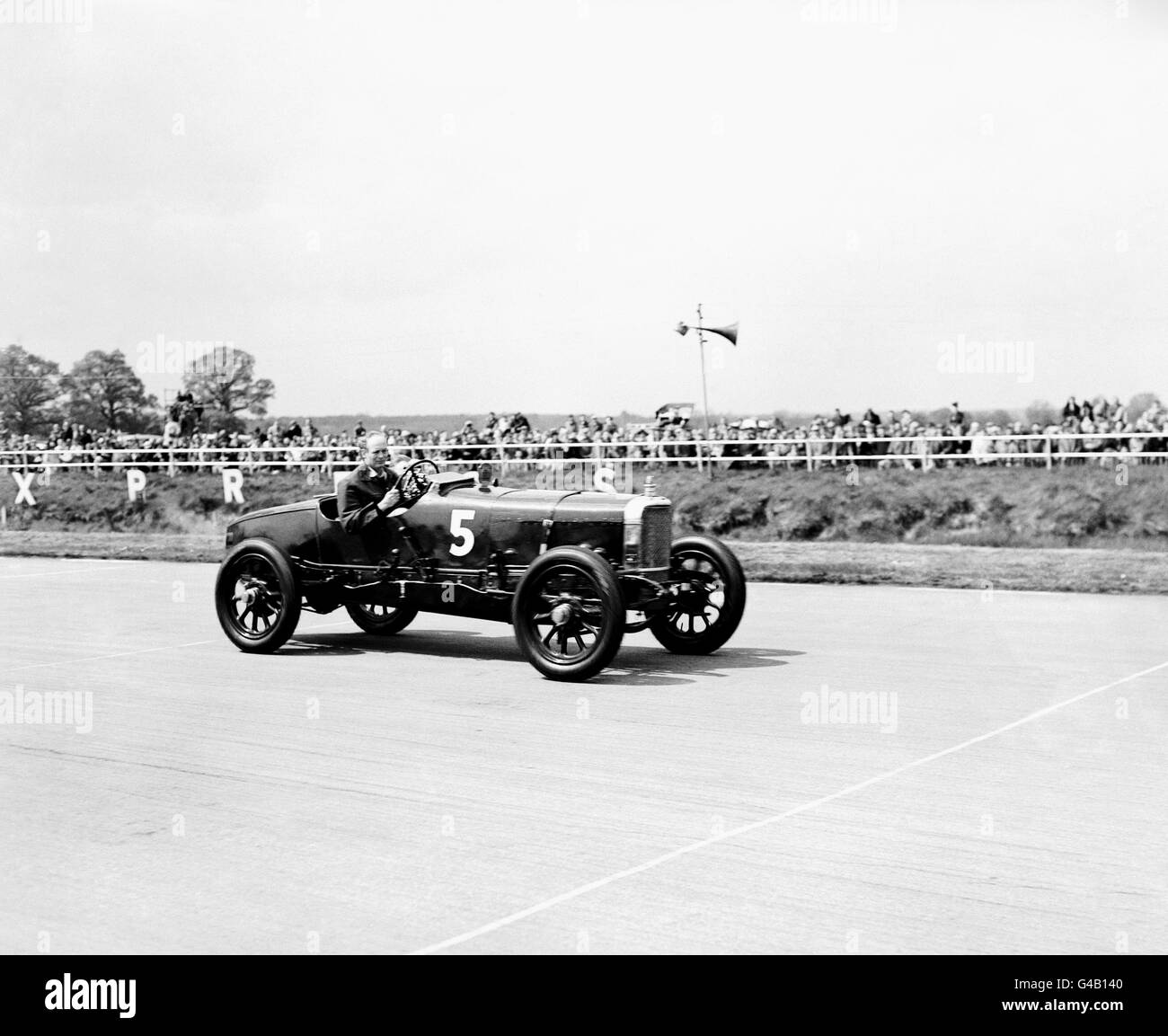 Motor Racing - Parata di Veteran e Vintage Auto - Silverstone. Lord Montagu guida il suo 1912 Sunbeam nella sfilata di auto d'epoca e veterani. Foto Stock