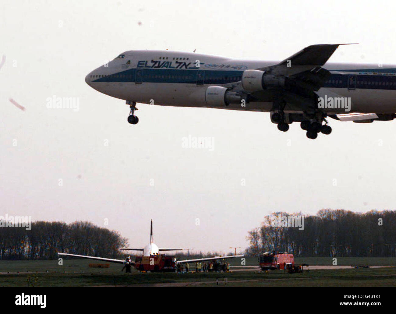 Affari come di consueto all'aeroporto di Stansted oggi (Martedì) come un aeroplano vola sopra l'aereo di Emerald Airways, che ha fatto un atterraggio di emergenza dopo il motore di destra ha sparato fuoco poco dopo il decollo. L'aereo stava portando i giocatori di calcio Leeds United di nuovo nello Yorkshire dopo la loro sconfitta del 3-0 a West Ham United. Foto di Sean Dempsey/PA*EDI*. Vedi la storia della PA AIR Leeds Foto Stock
