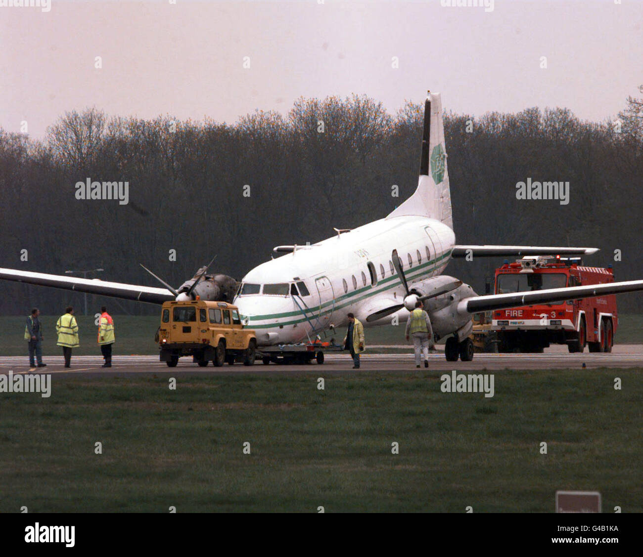 L'aereo Emerald Airways viene rimosso dalla pista all'aeroporto di Stansted oggi (martedì). L'aereo stava riportando i giocatori di calcio Leeds United nello Yorkshire dopo la loro sconfitta del 3-0 a West Ham United, quando fece un atterraggio di emergenza dopo che il motore di destra aveva sparato il fuoco poco dopo il decollo. Foto di Sean Dempsey/PA. Vedi la storia della PA AIR Leeds Foto Stock