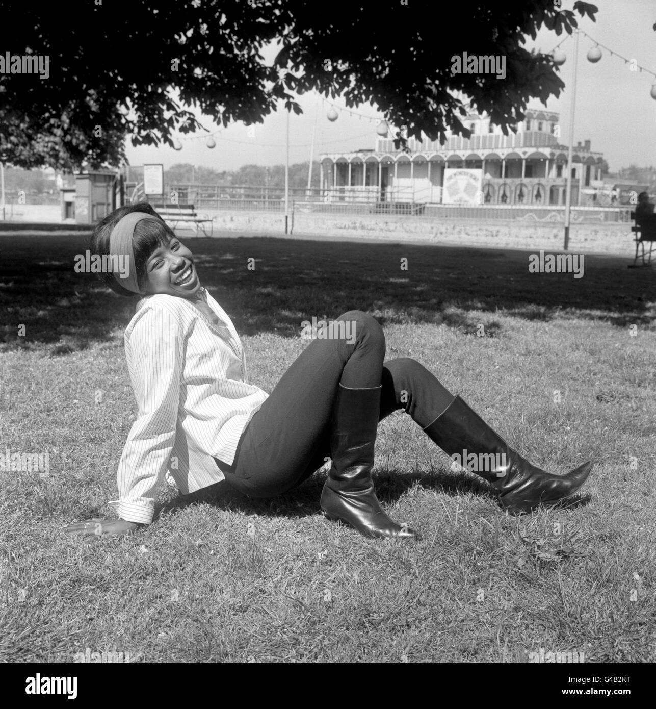 Battersea Pleasure Gardens, Londra. Millie, cantante pop di sedici anni, si rilassa e gode di una giornata fuori ai Battersea Pleasure Gardens di Londra. Foto Stock