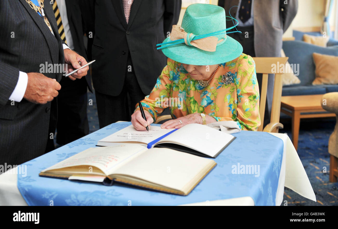 La Regina Elisabetta II firma il libro dei visitatori al Tregarthan's Hotel a Hugh Town St Mary's Island nelle isole di Scilly durante la sua visita di oggi. Foto Stock