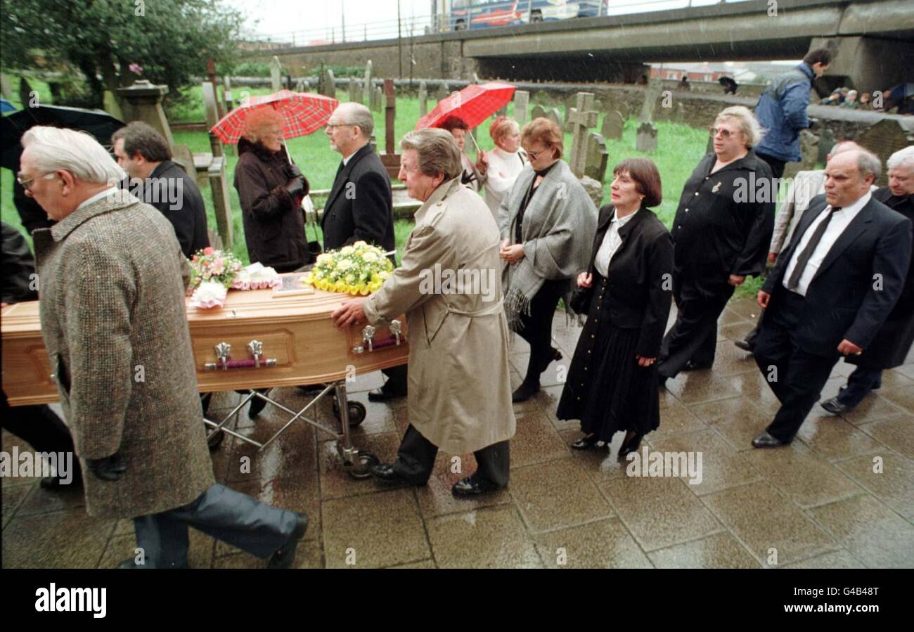 La bara di Dorothy Squires seguita da famiglia e amici arriva oggi alla chiesa di Santa Maria a Port Talbot (Martedì). Foto Barry Batchelor/PA. Vedi PA Story FUNERALI Squires. Foto Stock