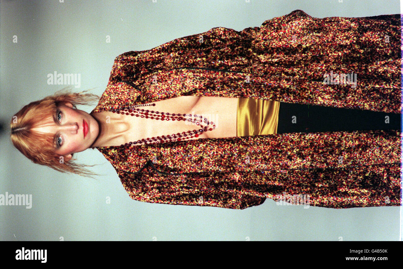 Un cappotto riccamente colorato è stato presentato nella Collezione Autunno/Inverno di Caroline Charles, il 3° giorno della settimana della Moda di oggi (Lunedi). Foto di Stefan Rousseau. Foto Stock