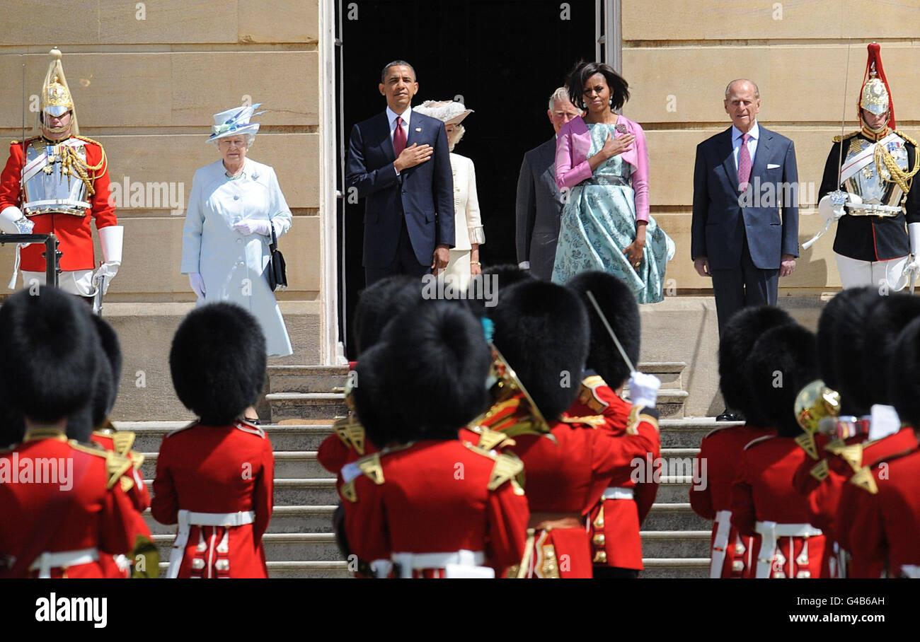 Il presidente DEGLI STATI UNITI Barack Obama e la First Lady Michelle Obama durante la cerimonia di benvenuto della Regina Elisabetta II e del Duca di Edimburgo nel giardino di Buckingham Palace come parte della visita di Stato di Obama nel Regno Unito e in Irlanda. Foto Stock