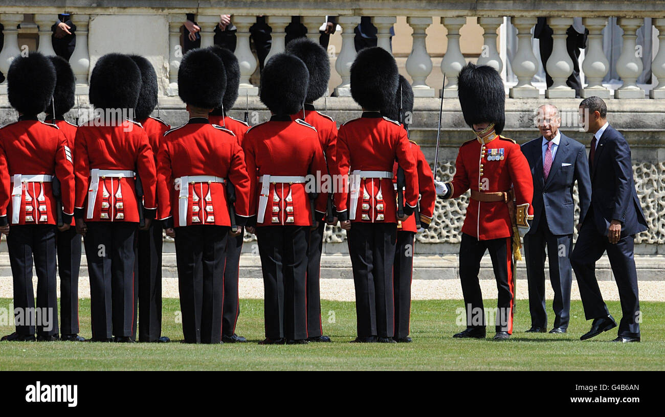 Il presidente DEGLI STATI UNITI Barack Obama durante il cerimoniale benvenuto della regina Elisabetta II e del duca di Edimburgo nel giardino di Buckingham Palace come parte della visita di Stato di Obama nel Regno Unito e in Irlanda. Foto Stock