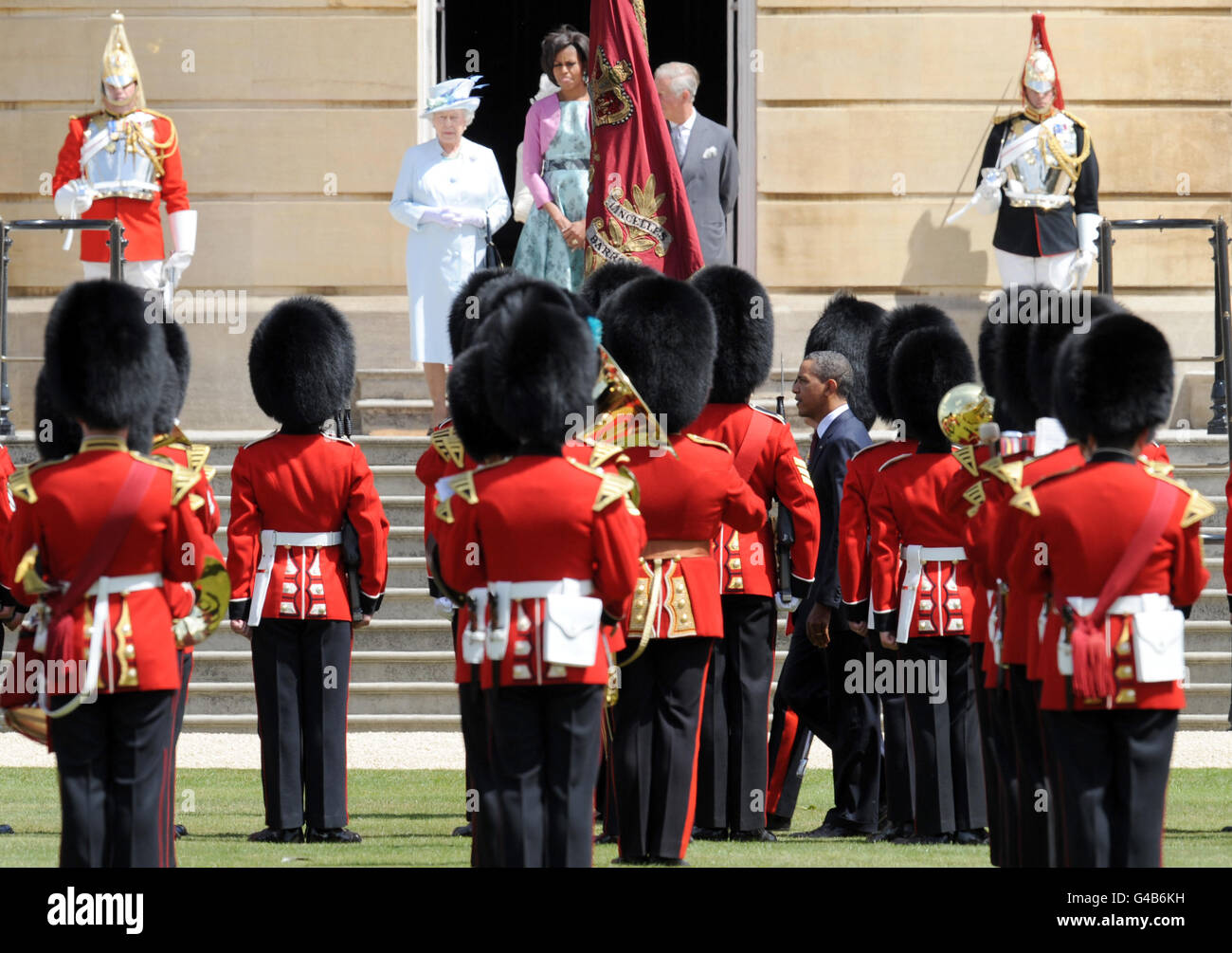 Il presidente DEGLI STATI UNITI Barack Obama e la First Lady Michelle Obama durante la cerimonia di benvenuto della Regina Elisabetta II e del Duca di Edimburgo, nel giardino di Buckingham Palace come parte della visita di Stato di Obama nel Regno Unito e in Irlanda. Foto Stock