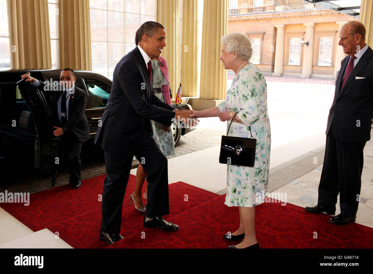 La regina Elisabetta II e il duca di Edimburgo salutano il presidente degli Stati Uniti Barack Obama e la prima signora Michelle Obama sui gradini di Buckingham Palace durante la visita di Stato di Obama nel Regno Unito e in Irlanda. Foto Stock