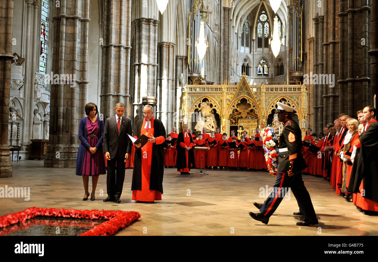 Il presidente DEGLI STATI UNITI Barack Obama e sua moglie, First Lady Michelle Obama, si trovano accanto alla tomba del guerriero ignoto prima di imitare una corona durante un tour dell'Abbazia di Westminster, nel centro di Londra, come parte della sua visita di tre giorni nel Regno Unito. Foto Stock