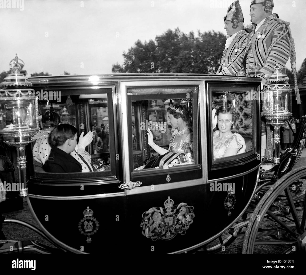 La Duchessa di Kent, accompagnata dalla figlia, la Principessa Alexandra, che parte da Buckingham Palace fino all'Abbazia di Westminster per l'incoronazione della Regina Elisabetta II Foto Stock