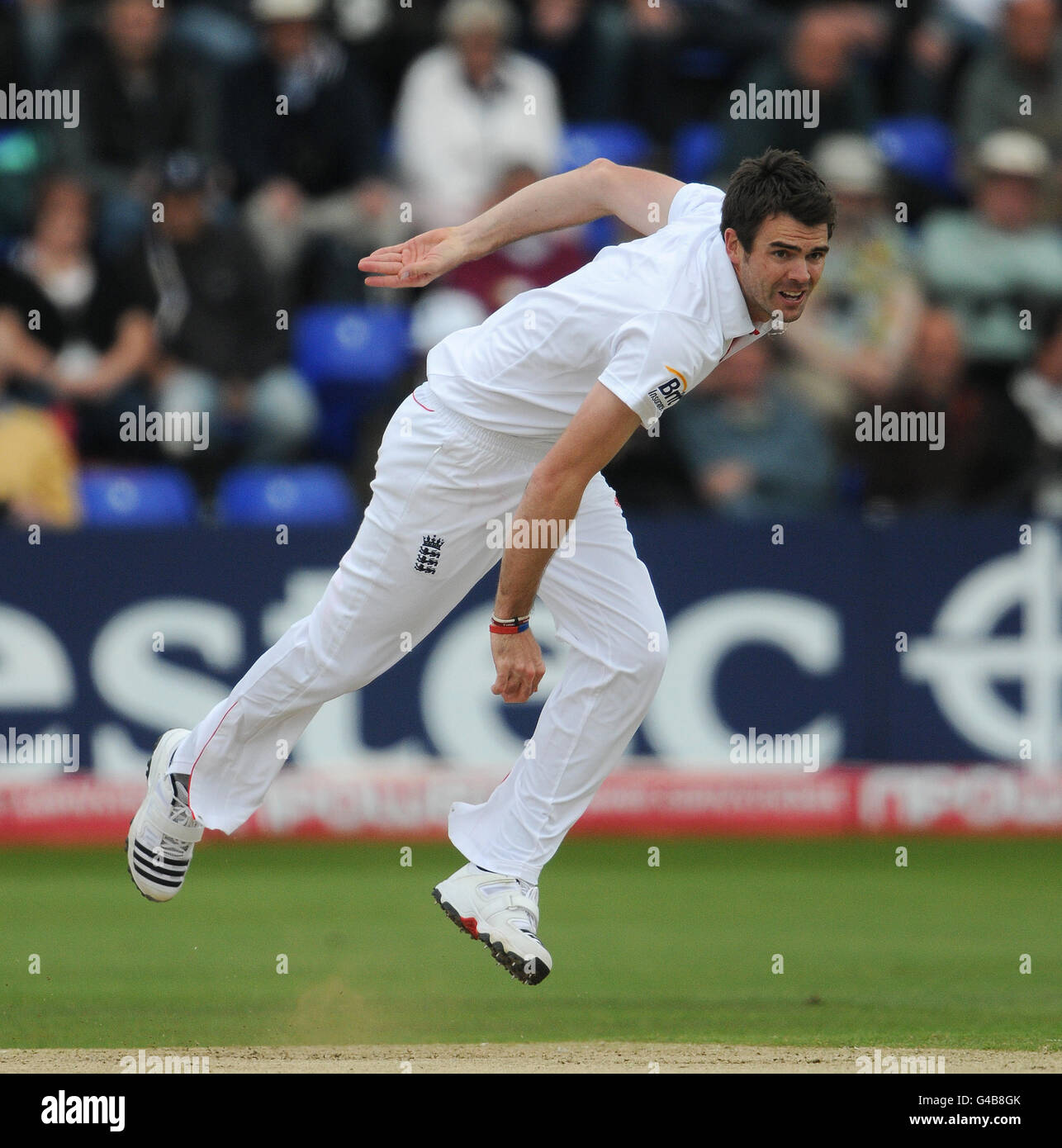 James Anderson in Inghilterra in azione di bowling contro lo Sri Lanka. Foto Stock