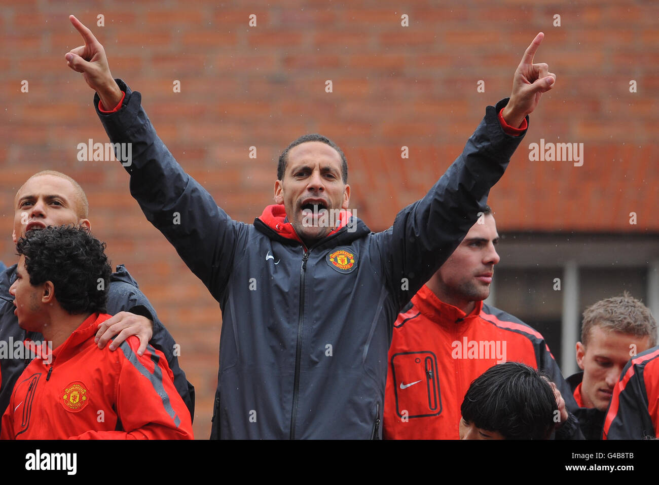 Calcio - Manchester United Barclays Premier League Victory Parade - Manchester. Rio Ferdinand del Manchester United durante la sfilata di vittoria della Barclays Premier League 2011 attraverso Manchester. Foto Stock