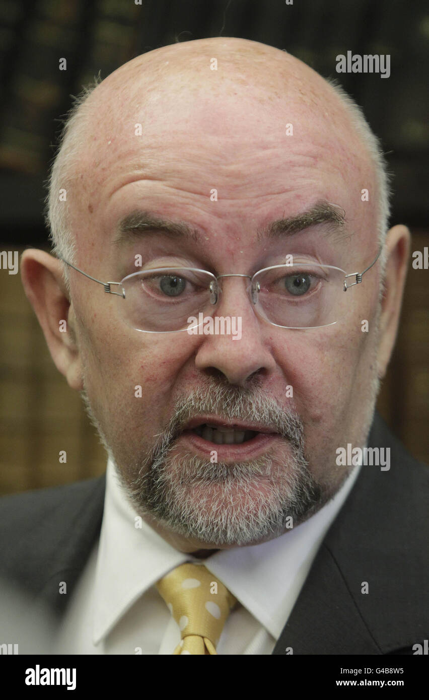 Irlanda il ministro dell'Istruzione Ruairi Quinn parla ai media dopo un discorso sul rapporto Hunt sul futuro dell'istruzione di terzo livello presso la Royal Irish Academy di Dublino. Foto Stock