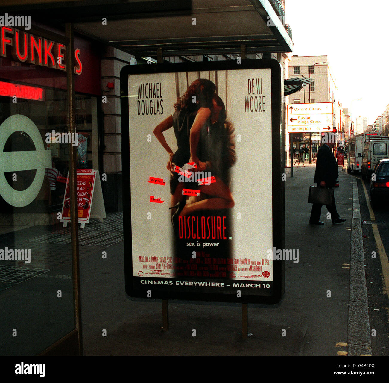 PA NEWS PHOTO 10/3/95 UN POSTER RAUNCHY ESPOSTO AD UNA FERMATA DELL'AUTOBUS DI LONDRA CHE PUBBLICIZZA IL FILM DI HOLLYWOOD 'DISCLOSURE' RAFFIGURANTE DEMI MOORE E MICHAEL DOUGLAS IN UN CLACCH. Foto Stock
