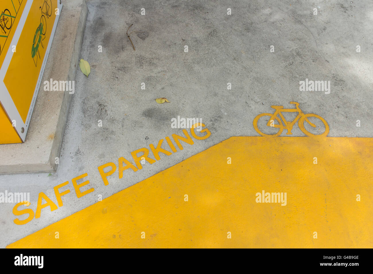 Sospiro il parcheggio per le biciclette di colore giallo Foto Stock