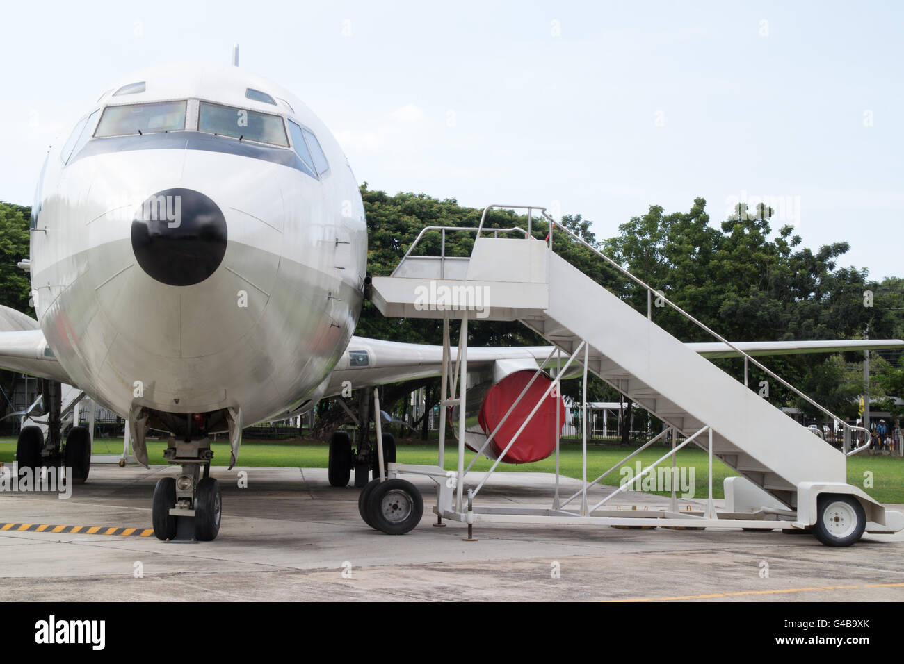 Aeroplano naso con scale passeggeri Foto Stock