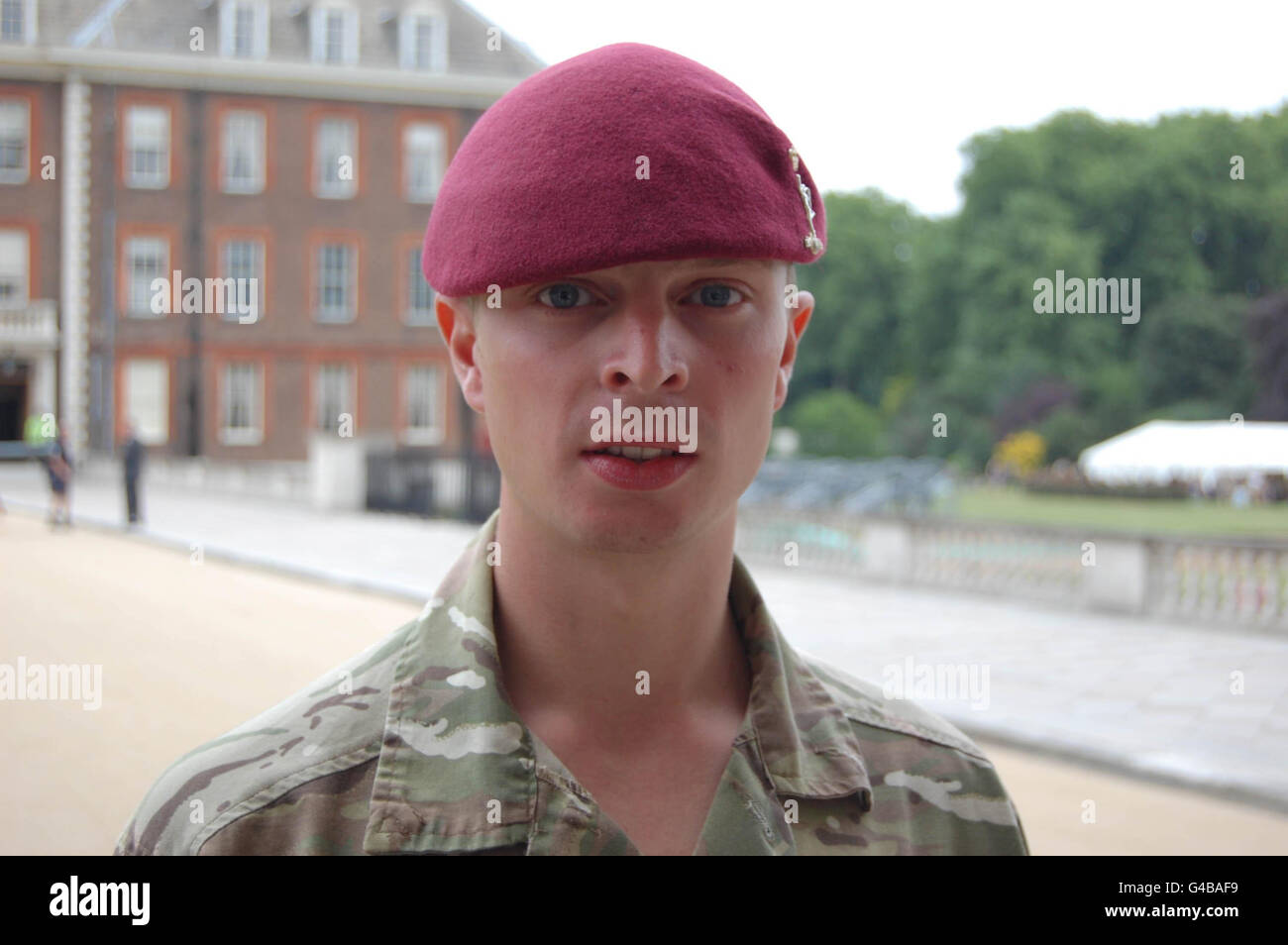 Lance Corporal Mark Douglas dal 216 (Parachute) segnale Squadron al Royal Hospital Chelsea a Londra dopo aver ricevuto la sua medaglia di campagna per servire in Afghanistan dalla Principessa reale. Foto Stock