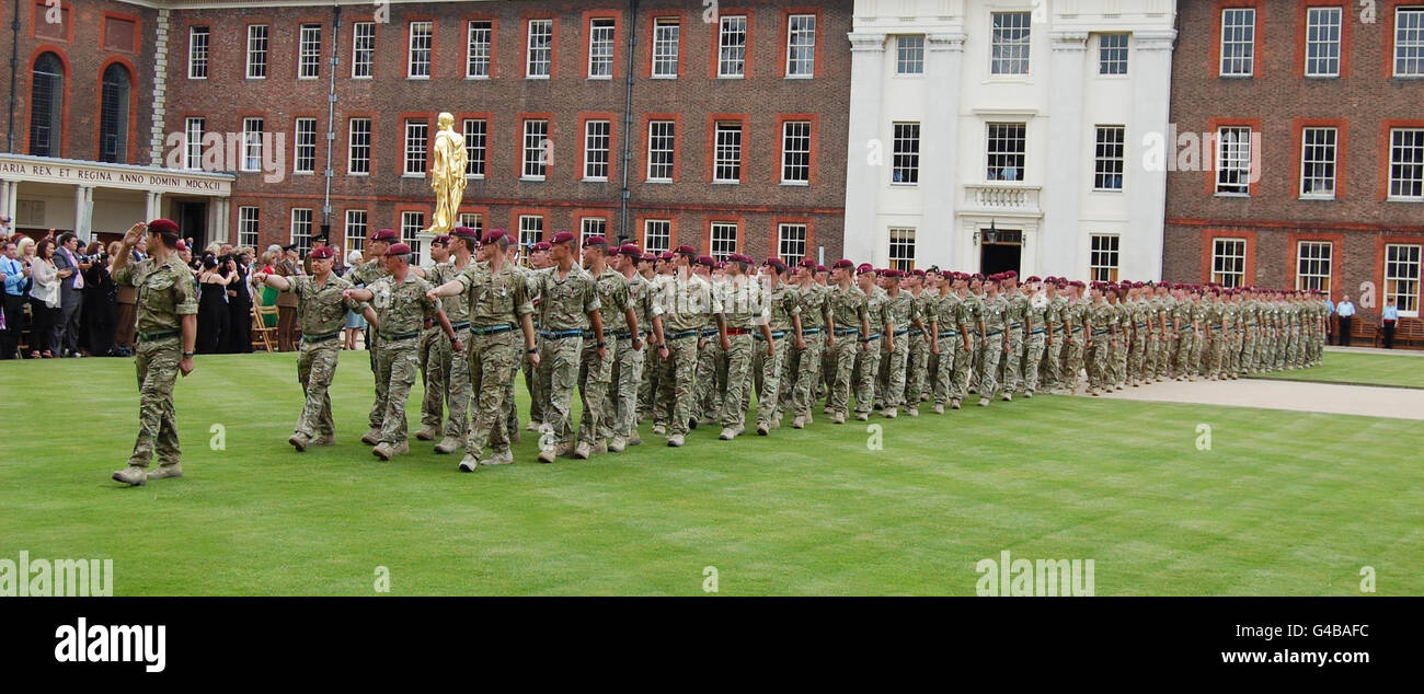 Soldati del 216 (Parachute) segnale Squadron sfilata di fronte alla principessa Royal al Royal Hospital Chelsea a Londra dopo aver ricevuto le loro medaglie campagna per servire in Afghanistan. Foto Stock