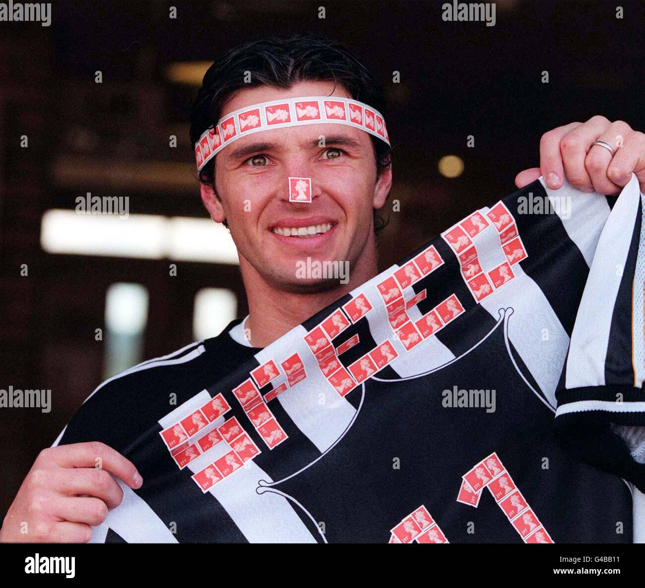 La stella di calcio di Newcastle Gary Speed, tiene la sua camicia con i nuovi bolli autoadesivi della posta reale che ortiscono il suo nome e numero, a Newcastle Today (Weds). GUARDA LA STORIA DEL PA. Foto Stock