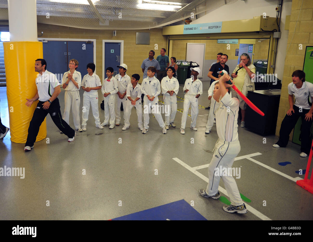 LONDRA, Giovedì 2 Giugno 2011: Circa 200 bambini hanno avuto oggi una sessione di formazione esclusiva al Kia Oval nel centro di Londra. Creata per celebrare il nuovo biglietto famiglia t20 di SCCC&#8217, la sessione si è svolta prima della prima partita in casa dei Surrey Lions della serie Friends Life t20, contro i gladiatori del Gloucestershire. Rampe superstar, i suoi compagni di squadra Surrey Lions e il team di coaching Kia Oval hanno dato ai bambini e ai loro genitori un'esperienza da ricordare, mentre insegnavano a una nuova generazione di cricketers le basi di batting, bowling e fielding. Le famiglie che hanno partecipato al Foto Stock