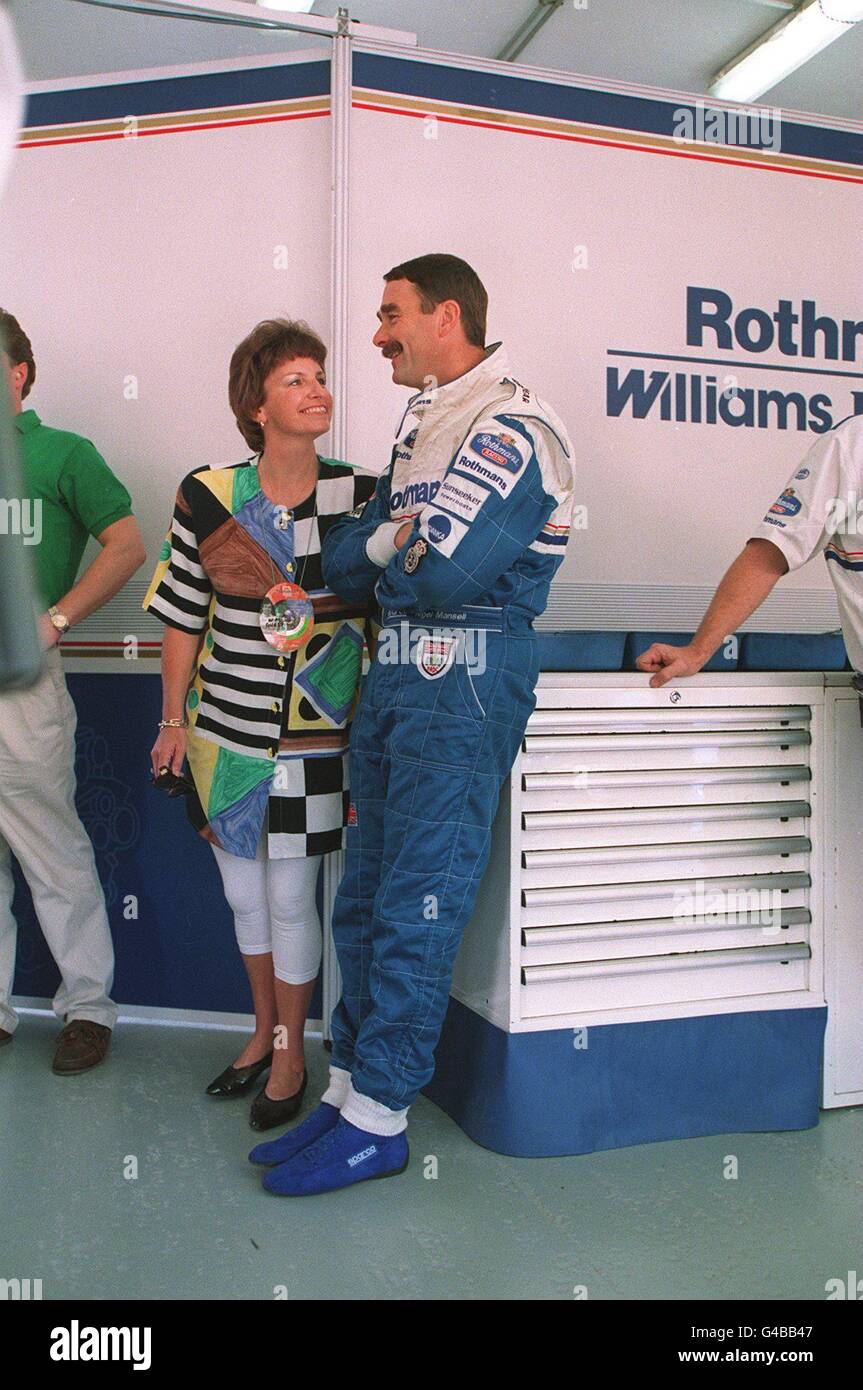 GRAN PREMIO D'EUROPA. NIGEL MANSELL CONDIVIDE UNA BATTUTA CON LA MOGLIE ROSEANNE Foto Stock