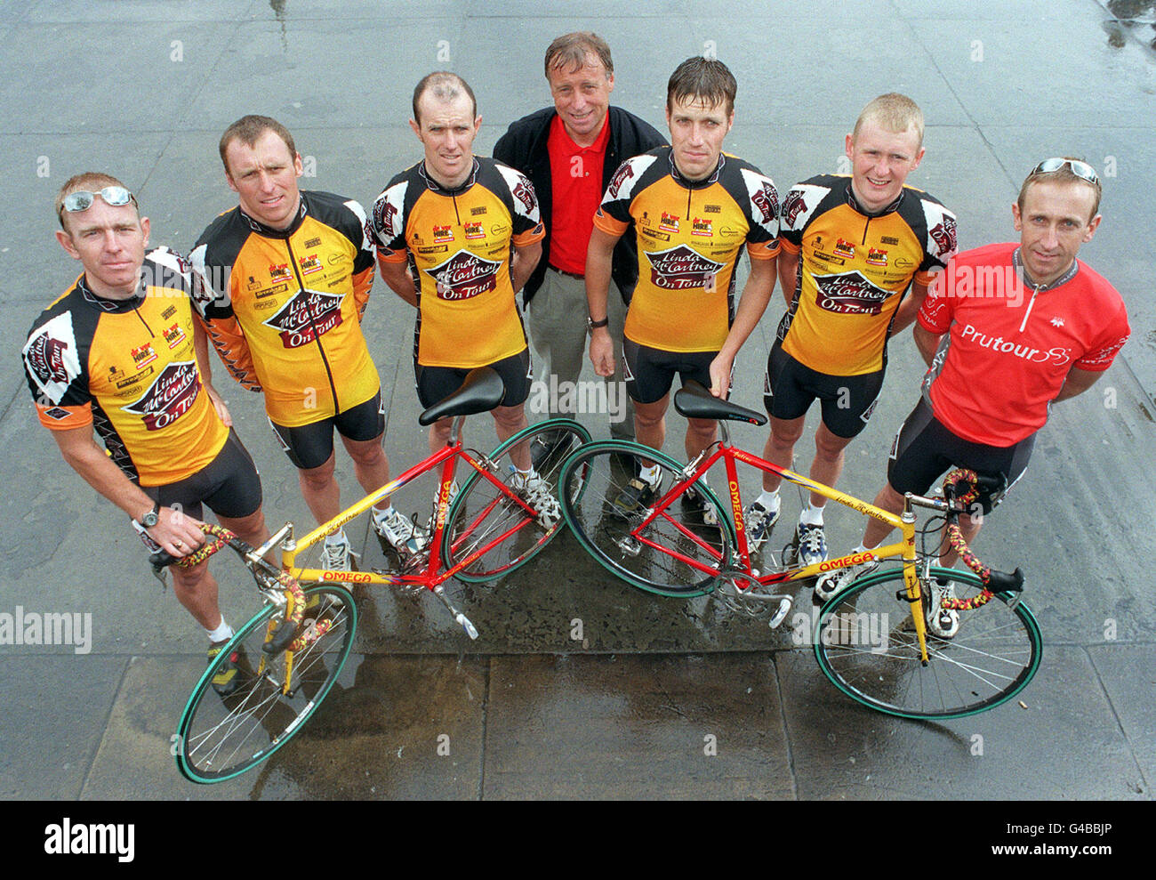 Il team ciclistico più recente della Gran Bretagna, Linda McCartney Pro-Cycling, lancia la sua offerta per la gloria nella gara ciclistica inglese del round di Prutour, che inizia il 23 maggio. Il team (l a r) Mark Walsham, Simon cope, Neil Hoban, il team manager Dudley Hayton, Scott Gamble, Rob Reynolds-Jones e Julian Clark, è stato formato da Linda McCartney, morto di recente, per promuovere un'alimentazione sana e raccogliere soldi per i bambini malati terminali. Foto di ben Curtis/PA Foto Stock