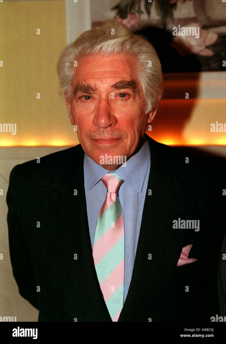 PA NEWS PHOTO 28/4/98 ATTORE FRANK FINLAY AL 'TIE WEARERS OF THE YEAR AWARDS' PRESSO L'HOTEL HYATT CARLTON DI LONDRA Foto Stock