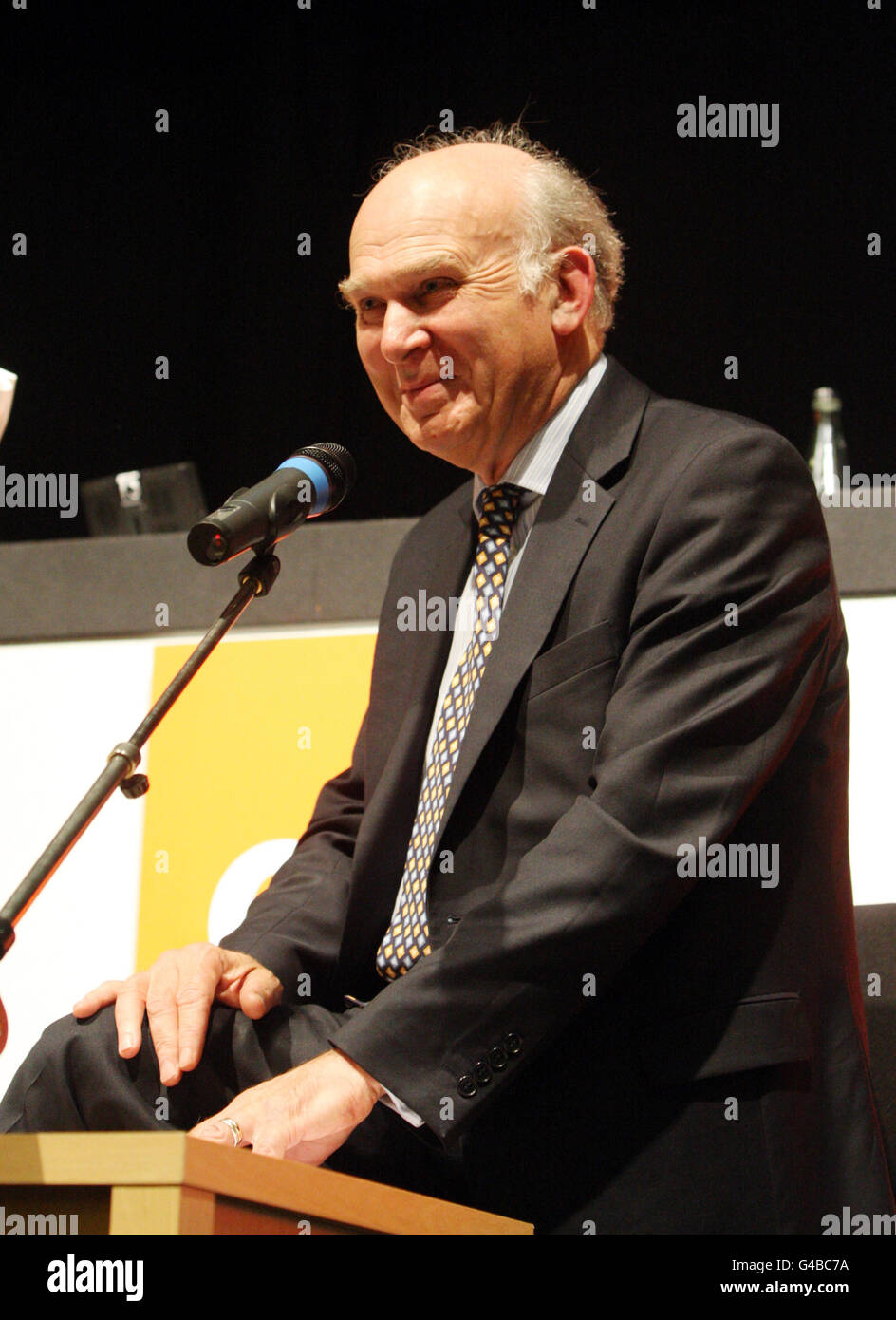 Il Business Secretary vince Cable parla e risponde alle domande durante la conferenza GMB al Brighton Center di Sussex. Foto Stock