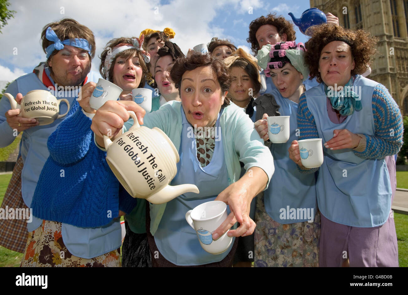 Dieci persone vestite come la signora Doyle di Padre Ted ha ritratto su College Green a Westminster, Londra, all'inizio dell'evento di lobbying Tea Time for Change. Foto Stock