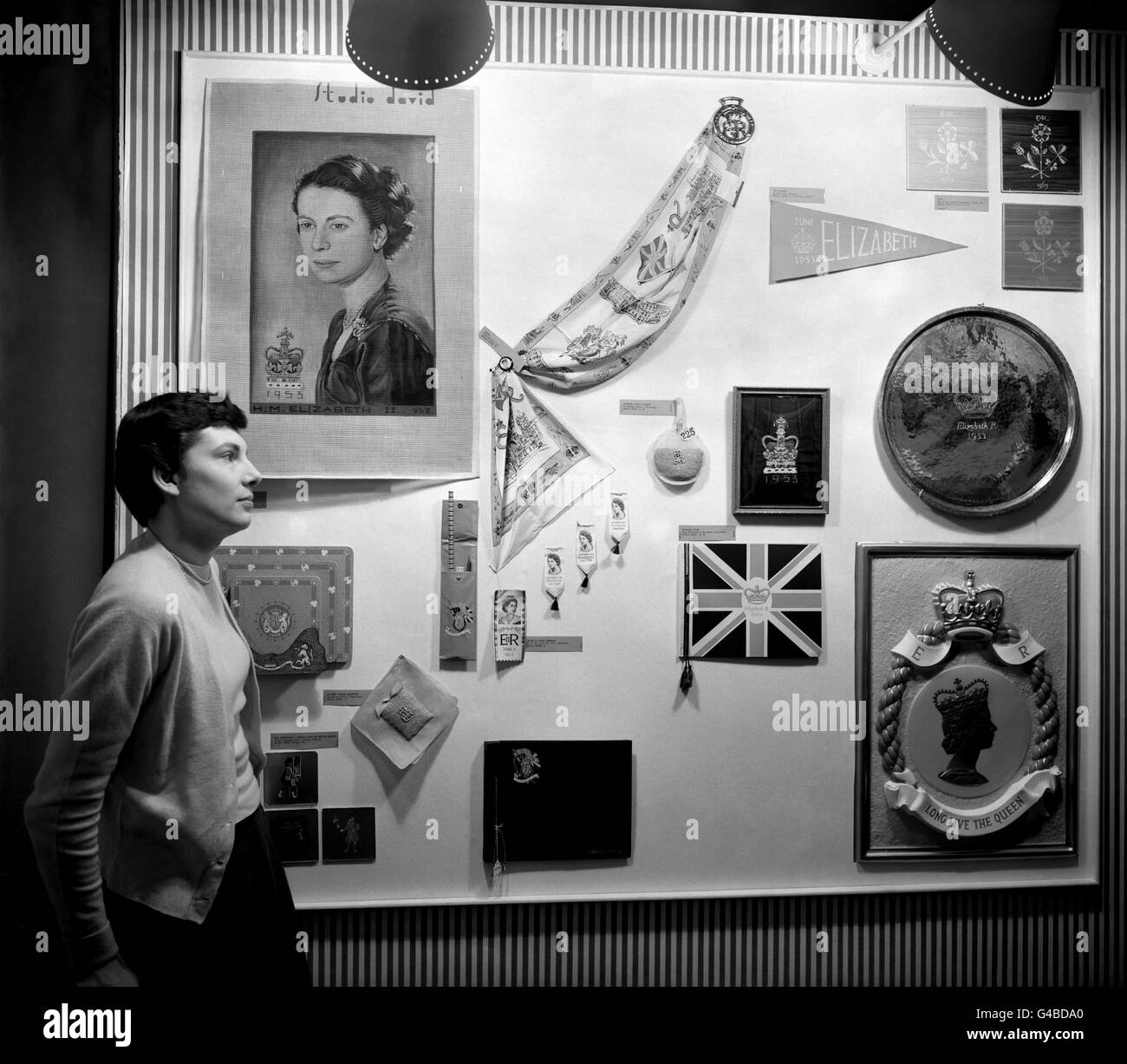 Anne Stratton in una mostra privata di souvenir approvati Coronation a Tilbury House, Petty France, Westminster. Foto Stock