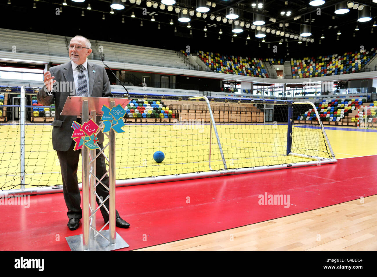 L'Amministratore Delegato di ODA Dennis Hone durante il suo discorso per aprire la nuova Handball Arena nel Parco Olimpico di Londra. Foto Stock