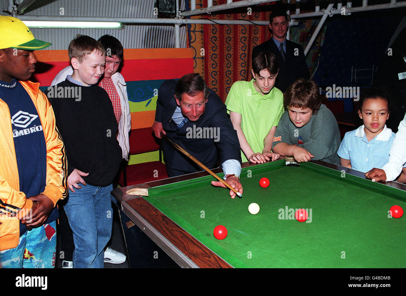 Il Principe di Galles prova la sua mano a snooker oggi (Mercoledì) durante una visita alla 'Kid's Company', una associazione di beneficenza recentemente fondata con sede a Londra sud-orientale che lavora per migliorare la qualità emotiva della vita per i bambini delle città interne che vivono in cirumstances private. Immagine WPA rota di Michael Stephens/PA Foto Stock