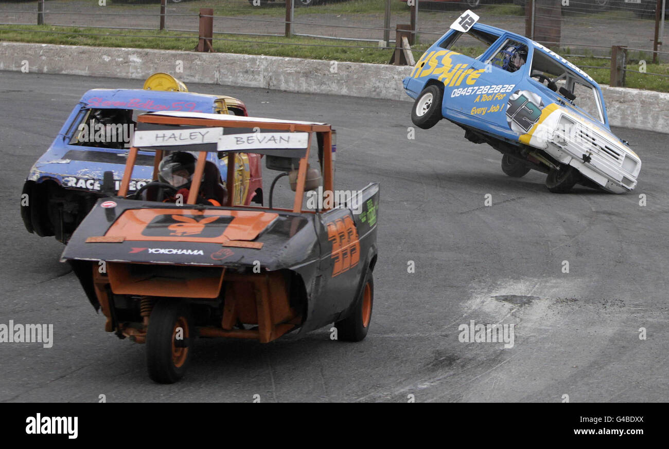 Il Reliant Robin del n° 12 Lyle Watson esce dalla pista durante la gara di Reliant Robin all'evento di gare di stock car al circuito Nutts Corner Raceway, a Crumlin, Irlanda del Nord. Foto Stock