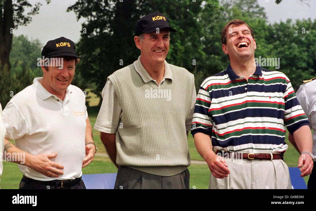 HRH il Duca di York (da destra a sinistra) ha una risata con il comico Russ Abbott e Jim Davidson prima di guidare fuori il primo tee del King George's Fund for Sailors Golf Classic a HMS Dryad, vicino a Portsmouth oggi (Giovedi). Foto di Martyn Hayhow/PA. Foto Stock