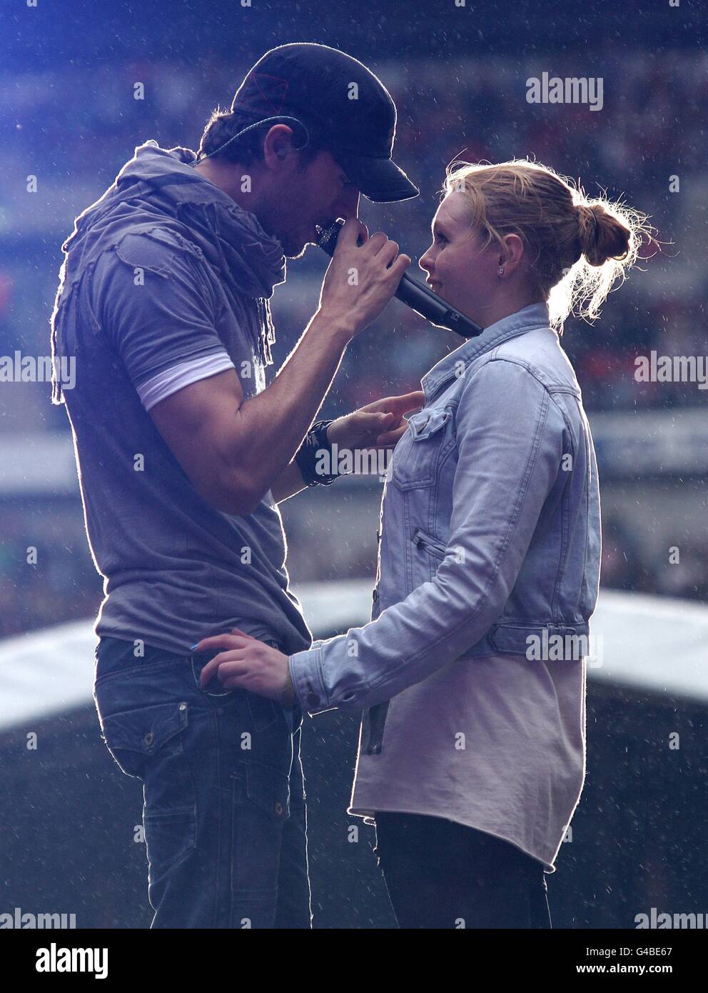 Enrique Iglesias canta per tifare Sophie Elphick, 18, sul palco durante il Summertime Ball della capitale FM al Wembley Stadium, Londra. Foto Stock