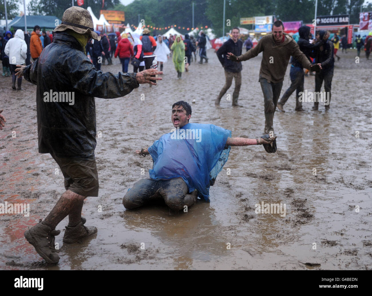 Isola di Wight Festival 2011. Festival goers nel fango durante l'ultimo giorno del Festival dell'Isola di Wight. Foto Stock