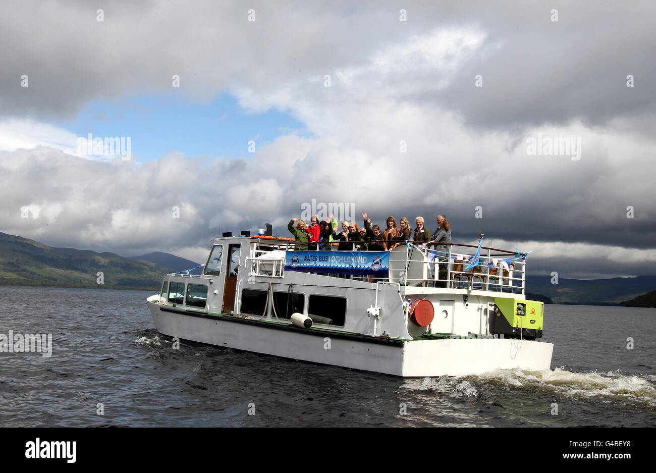 I passeggeri partono dal vaporetto Loch Lomond al momento del suo lancio, i visitatori del Loch Lomond potranno raggiungere 12 destinazioni in acqua con il servizio giornaliero programmato. Foto Stock