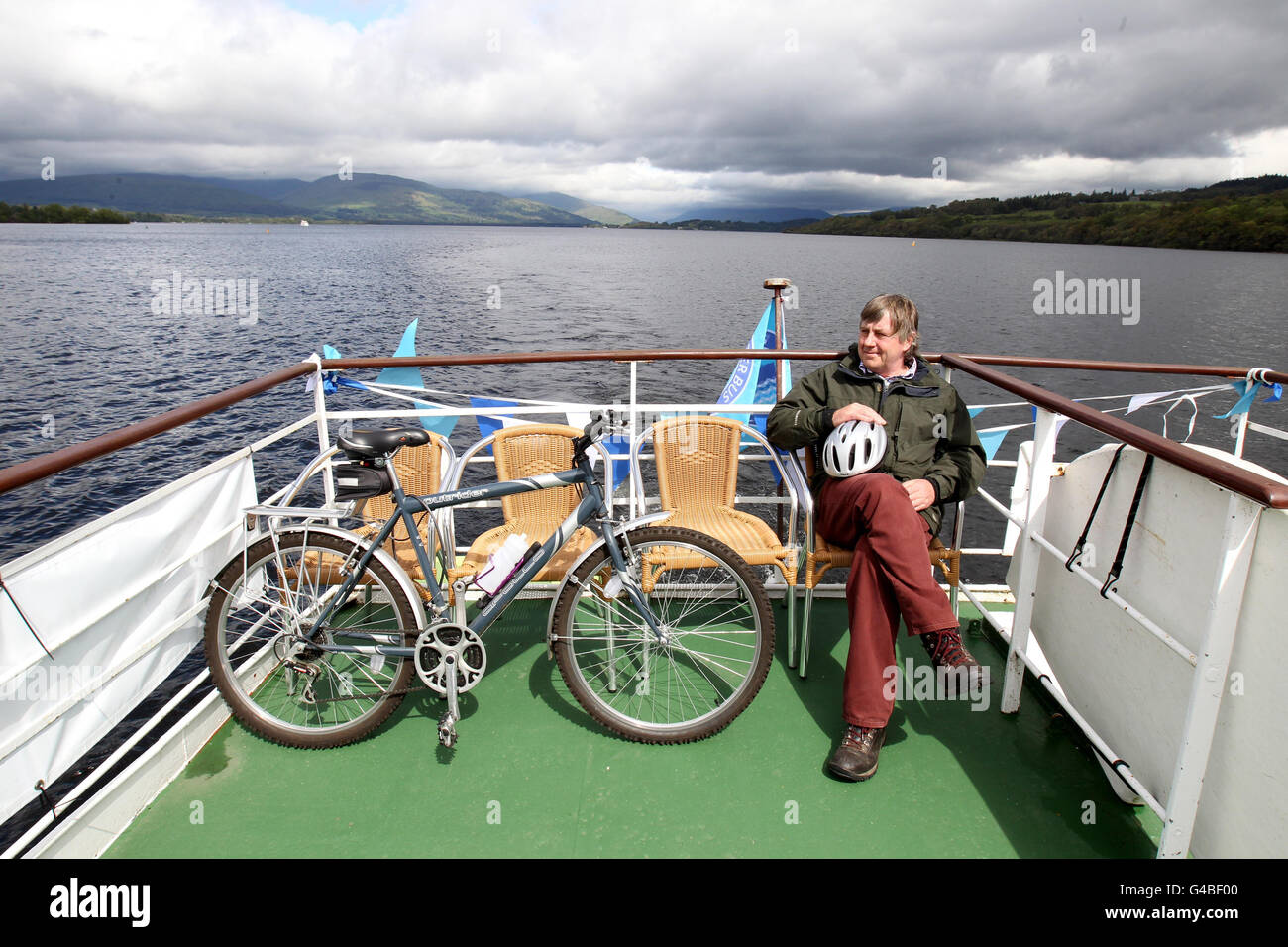 John Forth a bordo del vaporetto Loch Lomond al suo lancio, i visitatori del Loch Lomond potranno raggiungere 12 destinazioni in acqua con il servizio giornaliero programmato. Foto Stock