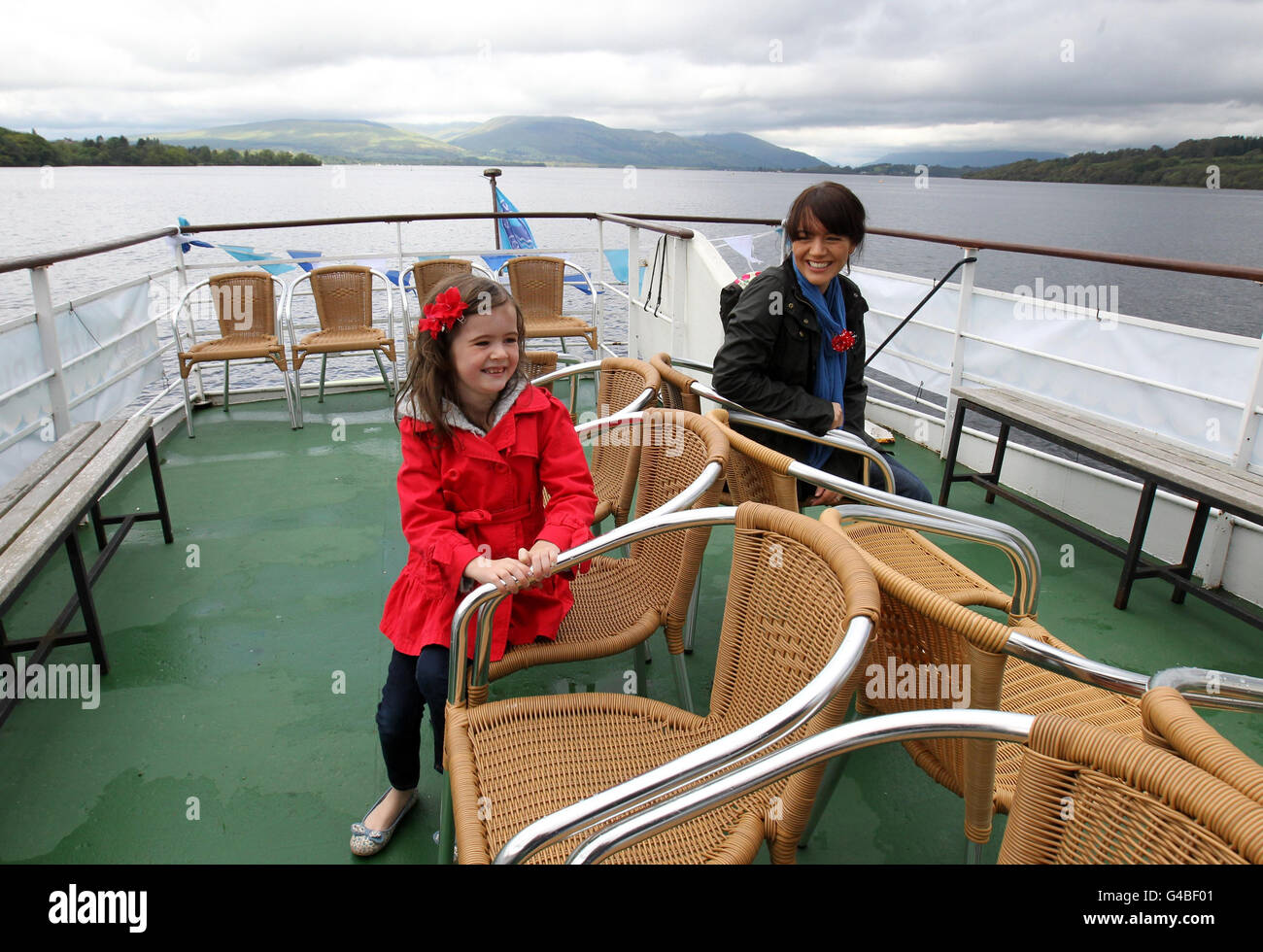 Aelred Nicholas e figlia mia (6) da Balloch a bordo del vaporetto Loch Lomond al suo lancio, i visitatori di Loch Lomond potranno raggiungere 12 destinazioni in acqua con il servizio giornaliero programmato. Foto Stock