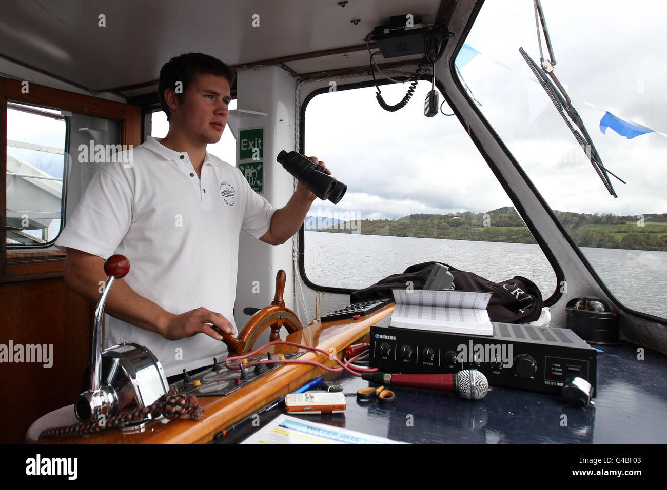 Captain Craig Sweeney a bordo del vaporetto Loch Lomond durante il suo lancio, i visitatori di Loch Lomond potranno raggiungere 12 destinazioni in acqua con il servizio giornaliero di linea. Foto Stock