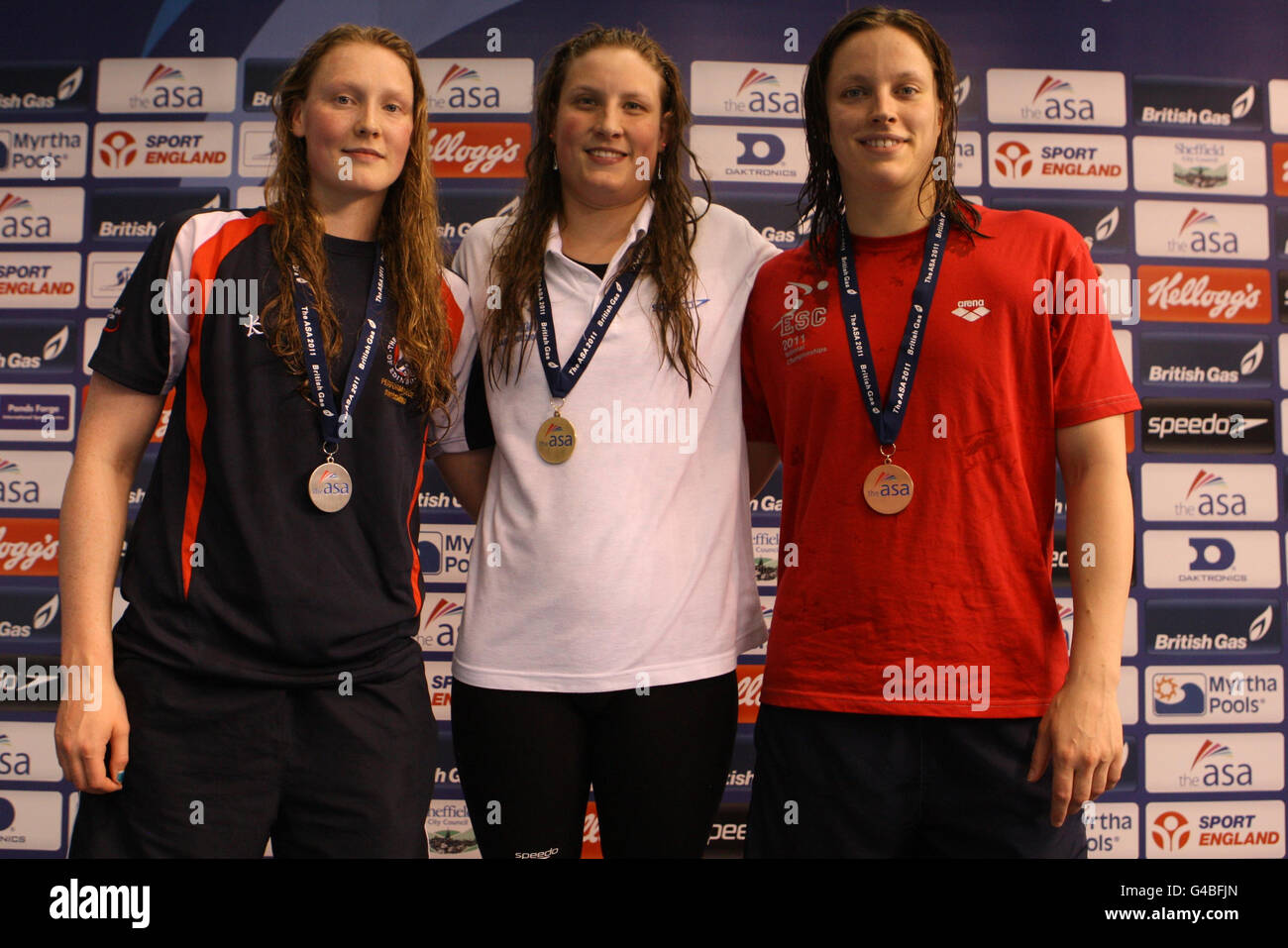 Il nuotatore britannico Stacey Tadd (Gold) dopo aver vinto il colpo di sterro aperto da 100m per donne con Kathryn Johnstone (Silver) e Georgina Heyn (Bronze) durante i Campionati nazionali dell'ASA a Stonds Forge, Sheffield. Foto Stock